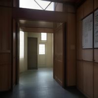 客服体系负责人王海洋的职业形象照，办公室环境明亮，姿态干练可靠